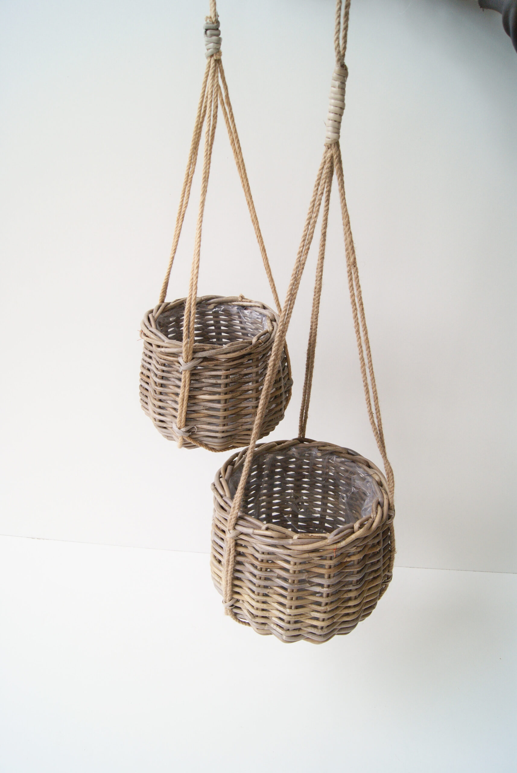 Ampel grå rattan i 2 str.